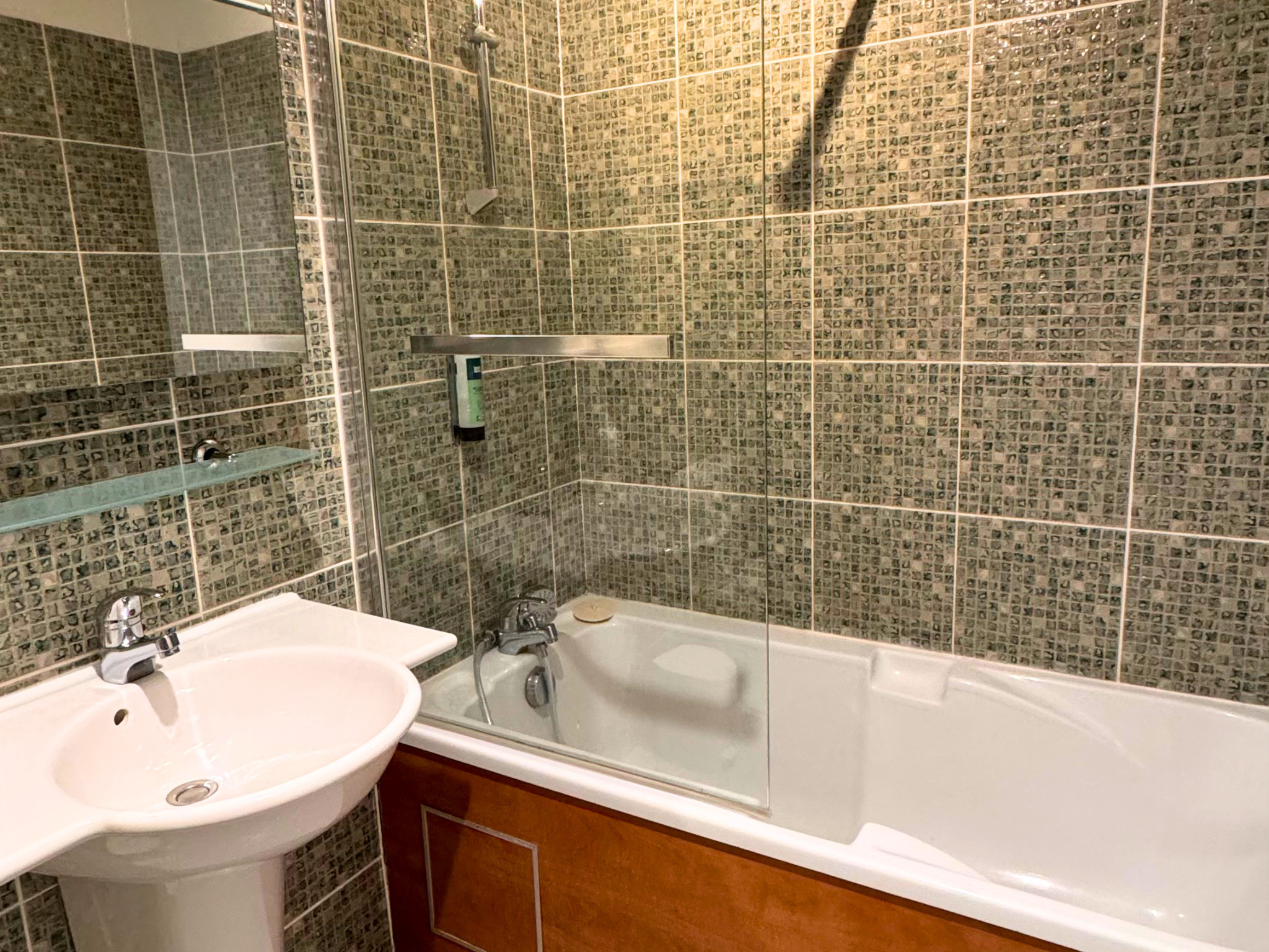 Salle de bain avec baignoire