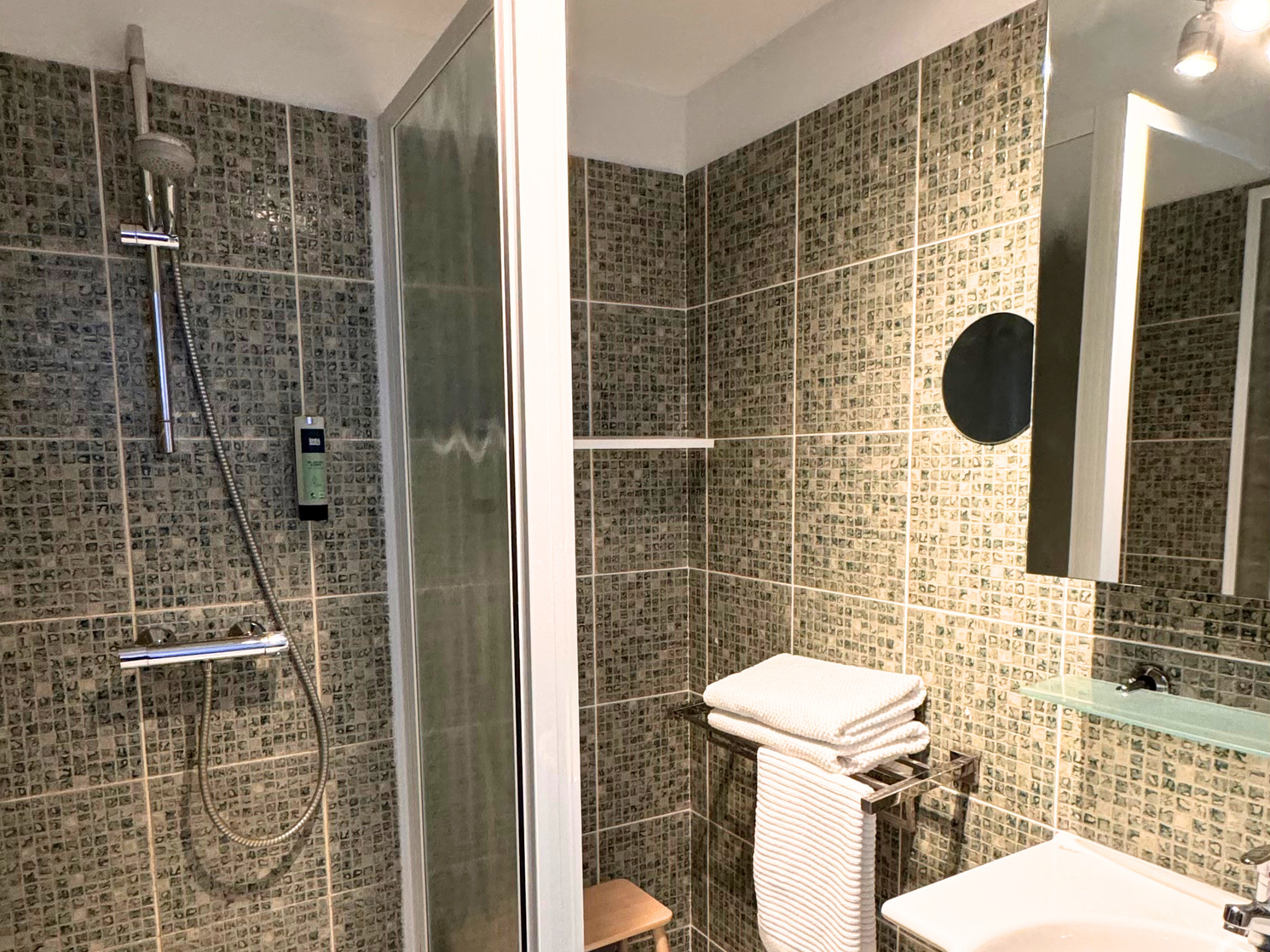 Salle de bain avec douche